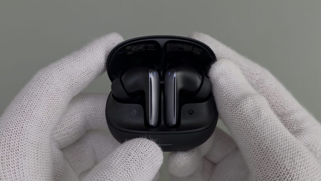 qcy-melobuds-n65-charing-case-opened