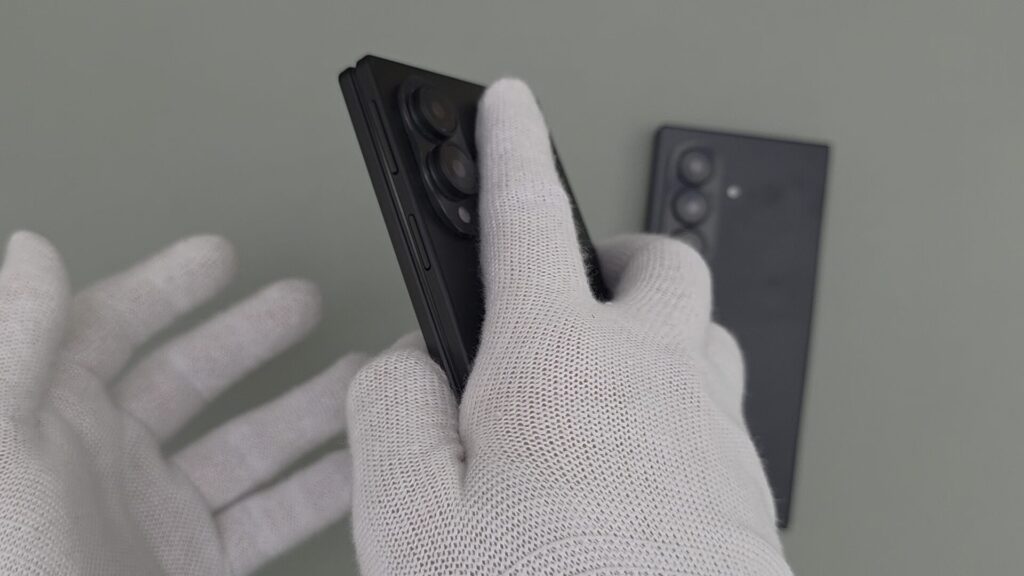 galaxy-z-fold8-holding