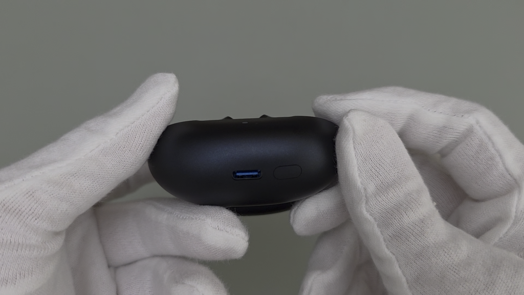 soundpeats-air6-pro-charging-case-button