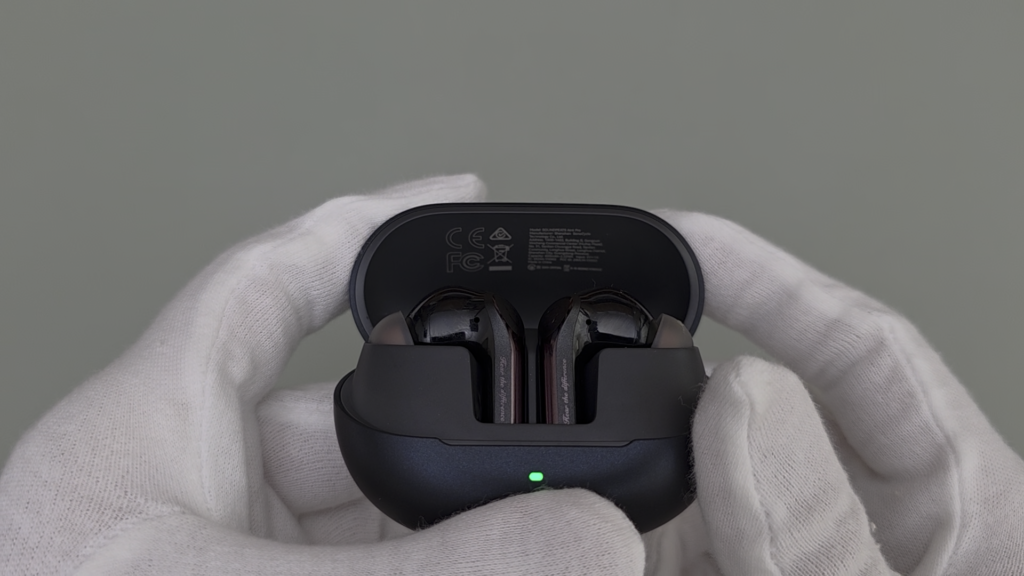 soundpeats-air6-pro-charging-case-opened