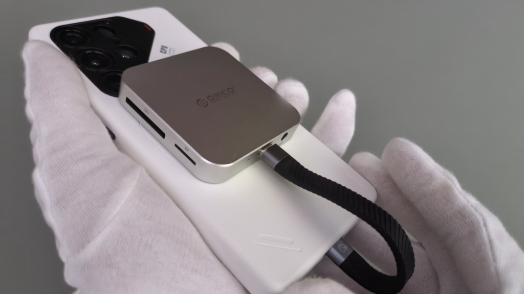 orico-magnetic-usb-hub-use-with-smartphone